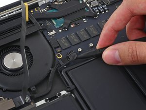 Langkah 4 — Lepas Kabel Speaker Kanan
