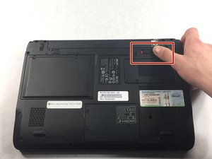 Langkah 2 — Mengakses Panel Bawah dan Mengeluarkan Keyboard