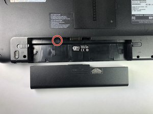 Langkah 1 — Mengeluarkan Baterai dan Keyboard