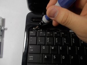 Langkah 5 — Mengambil Screws dan Mengakses Touchpad