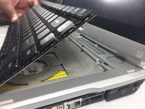Langkah 4 — Lepaskan Kabel Keyboard