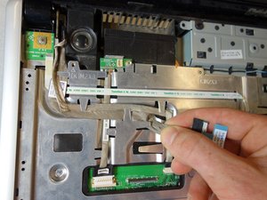 Langkah 6 — Melepas Kabel di Panel Logam