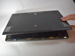 Langkah 3 — Lepaskan Tutup Belakang Laptop