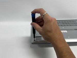 Langkah 1 — Membuka Tutup Bawah Laptop