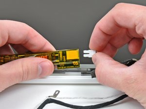 Langkah 4 — Menghilangkan Sekrup Data Display