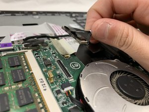 Langkah 4 — Mengangkat Kipas dari Motherboard