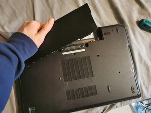 Langkah 3 — Mengeluarkan Kipas dan Heatsink