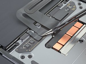 Langkah 5 — Lepaskan Pengaman Kabel Trackpad