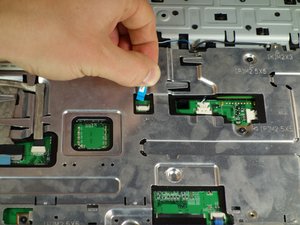 Langkah 5 — Melepas Screws dan Tutup Panel