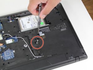 Langkah 3 — Lepaskan Sekrup CD Drive