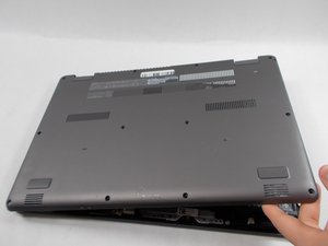Langkah 2 — Mengangkat Casing Belakang Laptop