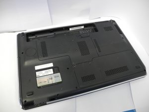 Langkah 3 — Lepaskan Kabel Hard Drive