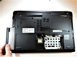 Langkah 3 — Angkat DVD drive dari slot