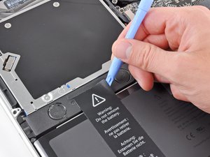 Langkah 3 — Mengangkat Sticker Peringatan Baterai