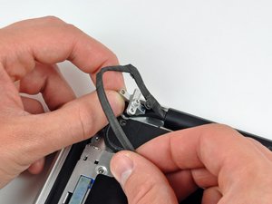 Langkah 4 — Lepaskan Sekrup Kabel Kamera dan Speaker