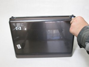 Langkah 2 — Buka Tutup Bagian Atas Laptop
