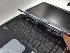 Langkah 4 — Lepaskan Sekrup Keyboard