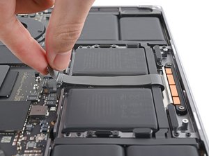 Langkah 7 — Pindahkan Kabel Trackpad