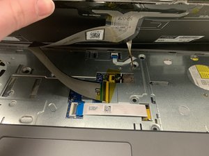 Langkah 4 — Memisahkan Kabel Keyboard