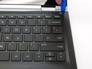 Langkah 4 — Buka Keyboard dan Lepaskan dari Basis Laptop