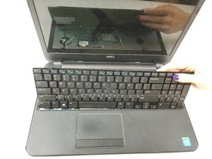 Langkah 5 — Mengeluarkan Kabel Keyboard
