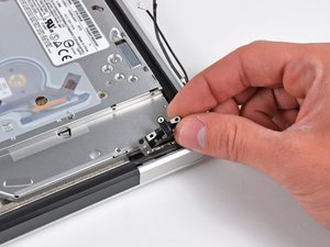 Langkah 7 — Lepas Penahan Kabel Antena/Kamera