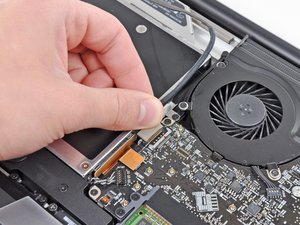Langkah 2 — Lepaskan Kabel Kamera dari Logic Board
