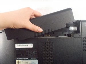 Langkah 3 — Lepaskan Disk Drive dan Sekrup Tambahan