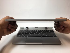 Langkah 1 — Lepaskan Tablet dari Keyboard
