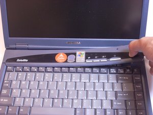 Langkah 1 — Mengangkat Panel Atas Laptop