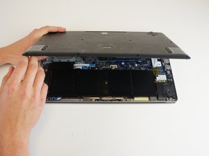 Langkah 3 — Mengangkat Tutup Laptop
