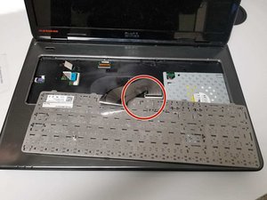 Langkah 3 — Akses Kabel Keyboard