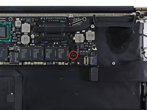 Langkah 7 — Lepaskan Sekrup SSD