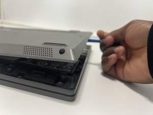 Langkah 1 — Membuka Casing Bawah Laptop