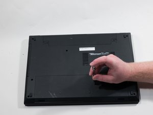 Langkah 1 — Balikkan Laptop dan Buka Panel Bawah