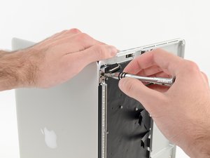 Langkah 5 — Membuka MacBook Pro dan Melepas Screws Sisa