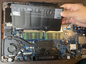 Langkah 3 — Lepaskan Baterai Laptop