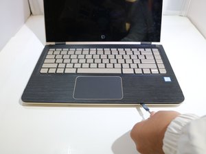Langkah 3 — Lepaskan Sekrup dan Lepaskan Mainboard