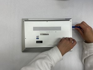 Langkah 1 — Membuka Tutup Bagian Bawah Laptop