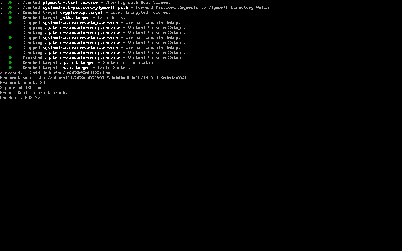 Layar hitam proses Checking - verifikasi checksum media DVD Qubes OS R4.3.1 menunjukkan progres 042.7 persen, dengan detail fragment sums dan fragment count 20 di atasnya