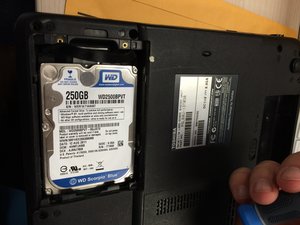 Langkah 3 — Membuka Tutup Hard Drive