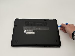 Langkah 1 — Membuka Panel Belakang Laptop