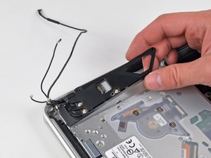 Langkah 4 — Mengangkat Casing Board AirPort/Bluetooth