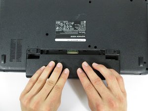 Langkah 2 — Membuka Panel Atas Laptop