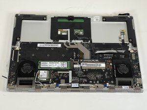 Langkah 1 — Buka Panel Bawah Laptop