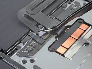 Langkah 5 — Lepaskan Pengaman Kabel Trackpad