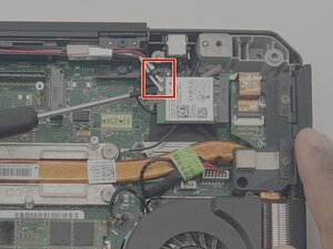 Langkah 3 — Mengangkat Konektor Kartu Wi-Fi