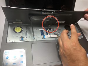 Langkah 4 — Menghubungkan Kabel pada Keyboard Baru