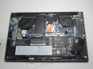 Langkah 3 — Mengeluarkan Kabel Speaker