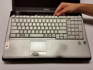 Langkah 4 — Angkat Keyboard dan Lepaskan Kabel Ribbon